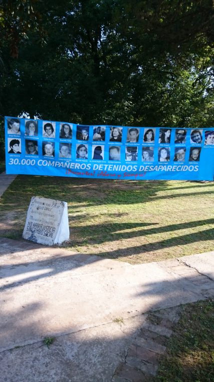 También se colgó una pancarta que reivindica a los desaparecidos durante la dictadura