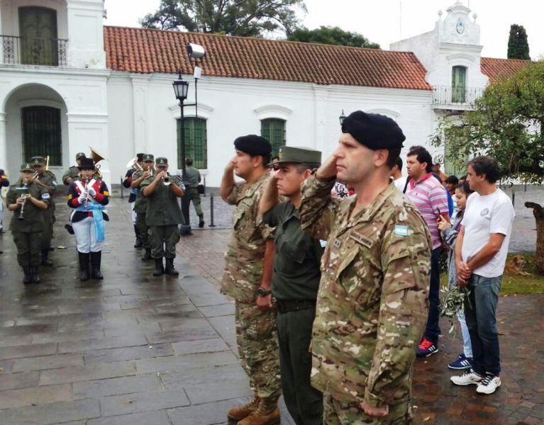 Autoridades. En el centro el Segundo Comandante Pablo Torres, Jefe del Escuadrón Basílica de Gendarmería