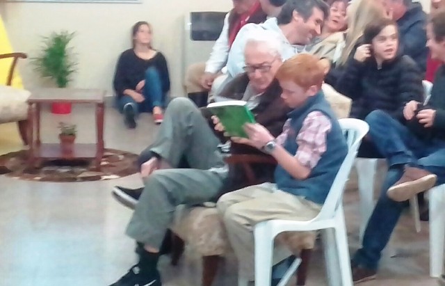 El autor y uno de sus nietos. 