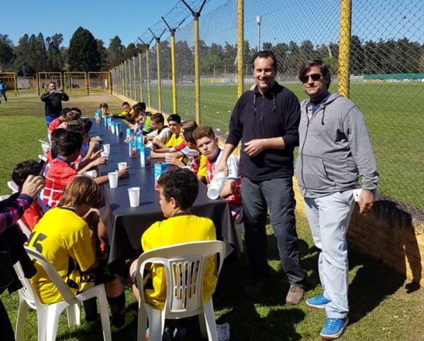 Los Presidentesde Flandria, Fabián Poli y Luján, Mariano Peretto compartiendo con los jugadores. 