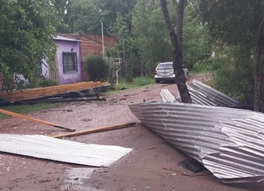 En varios barrios hubo voladura de techos. 